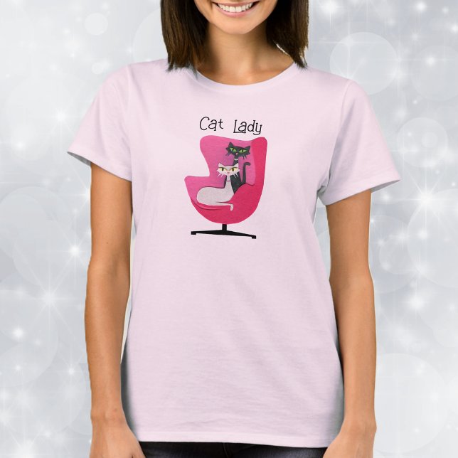 T-shirt Deux chats du milieu du siècle assis sur une chais (Two mid century cats sitting in pink chair with Cat Lady text on pink womans tee shirt.)
