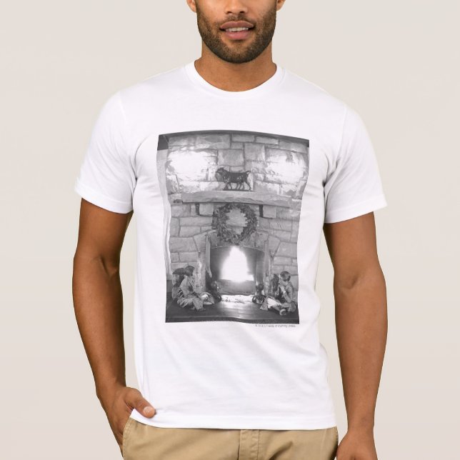 T-shirt Deux filles s'asseyant par une cheminée à Noël (Devant)