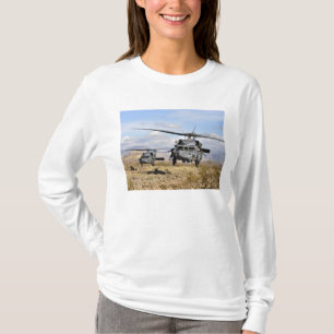 T-shirt Deux hélicoptères HH-60 Pavehawk se préparent à at