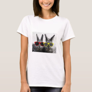 T-shirt Deux lapins utilisant des lunettes de soleil