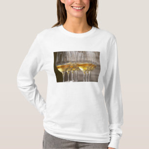 T-shirt deux rangées de verres à vin avec du vin