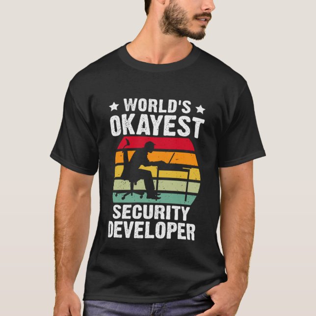 T-shirt Développeur de sécurité le plus Okayest dans le mo (Devant)