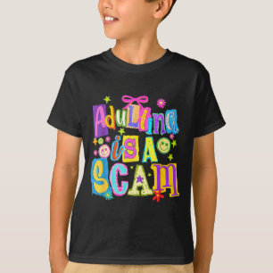 T-shirt Devenir adulte est une arnaque style mixte média,