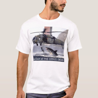 T-SHIRT D'HÉLICOPTÈRE DE COMBAT DE REQUIN