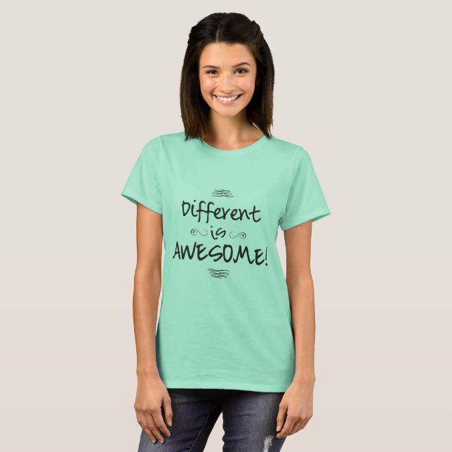 T-shirt Différent est impressionnant - T des femmes (Devant entier)