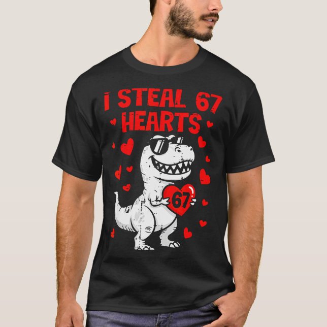 T-shirt Dino Holding Heart I Steal 67 Hearts Funny Six Sev (Devant)