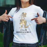 T-shirt Dinosaur Mariage à thème Bachelorette<br><div class="desc">Commencez la soirée bachelorette ou la douche nuptiale avec cette amusante équipe de dinosaures mariée T rex Brideasaurus,  un t-shirt pour attirer l'oeil de tous et apporter l'humour à la fête. Facile à personnaliser en utilisant les modèles. Drôle oeuvre originale de l'artiste Catherine Sweetman</div>