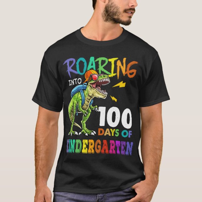 T-shirt Dinosaur T Rex Roaring Into 100 Days Of Kindergart (Devant)