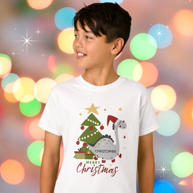 T-shirt Dinosaure mignon et sapin de Noël Nom de l'enfant (Personalize and make it your own. Available in multiple apparel styles, colors and sizes. )