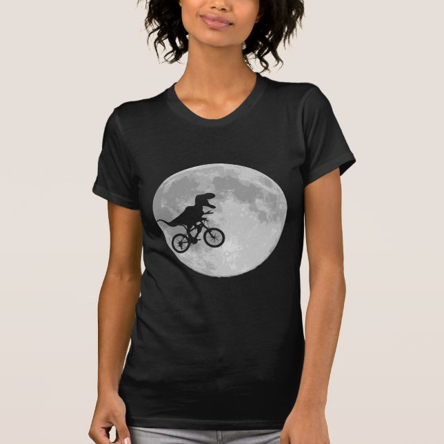 T-shirt Dinosaure sur un vélo dans le ciel avec la lune (Devant)