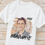T-shirt Diplômé 20XX Moderne Grunge Photo Graduation<br><div class="desc">Ce design simple et moderne est composé de typographie sans serif. Ajoutez une photo personnalisée du diplômé.</div>