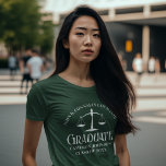 T-shirt Diplôme de l'école de droit blanc sur mesure<br><div class="desc">Ce t-shirt de fin d'études de droit vert personnalisé présente une typographie blanche pour une classe de 2024 diplômée. Customisez avec votre année de graduation sous l'échelle de la justice pour un grand avocat commémoratif personnalisé pour leur collège ou université.</div>