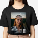T-shirt Diplôme du magazine de photos de script<br><div class="desc">Mettez votre grad sur la couverture de leur propre couverture de magazine stylisée personnalisée avec notre t-shirt de remise de diplômes amusant inspiré de magazine. Le design comprend un design photo complet pour présenter la photo du diplômé. "The Graduate" est superposé dans un script élégant. Personnalisez avec le prénom, le...</div>