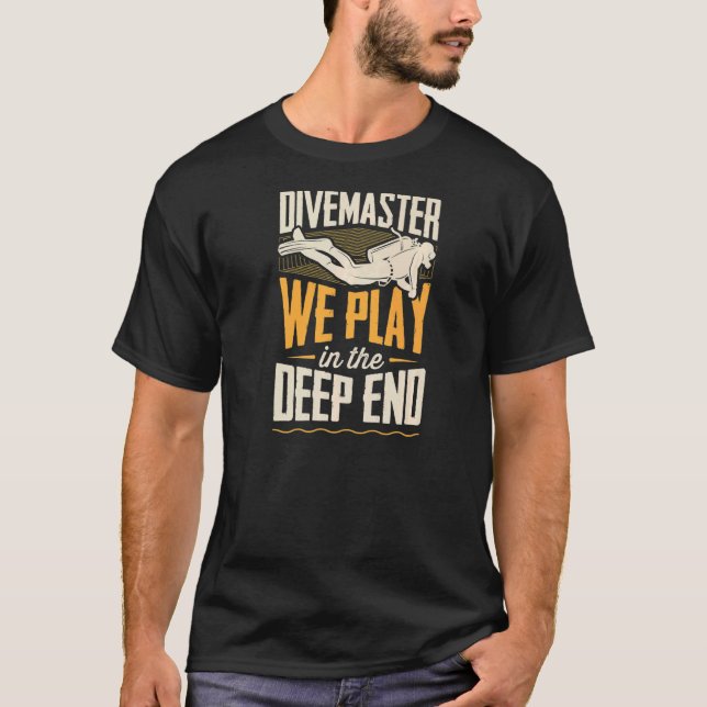 T-shirt Divemaster We Play In the Deep End Scuba Diving (Devant)