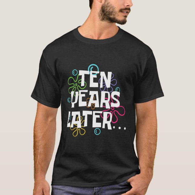 T-shirt Dix ans plus tard drôle Mème 10 ans 10e anniversai (Devant)