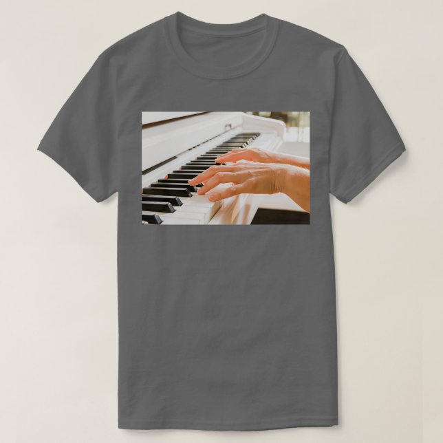 T-shirt doigts et mains d'une femme jouant d'un piano blan (Design devant)