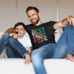T-shirt Don de l'enfant au père de la typographie moderne<br><div class="desc">C'est un cadeau parfait d'un enfant à un papa pour la Fête des pères. Le design comporte quatre bandes de couleurs de la typographie grungy-BEST DADDY EVER- turquoise,  beige,  blanc et rouge.</div>