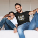 T-shirt Don de Rad Papa Kid au père Typographie blanche<br><div class="desc">Ce cadeau va d'un enfant à un père fou pour la Fête des pères. Le design se compose d'une typographie blanche avec rayons de soleil jaunes.</div>