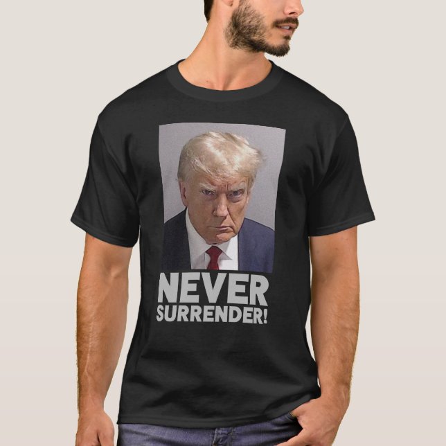 T-shirt Donald Trump Mugshot - Never Surrender! (Devant)