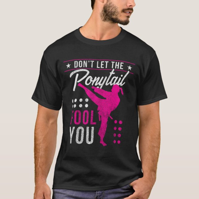 T-shirt Dont Let The Ponytail Fool You Funny Karate Girl  (Devant)