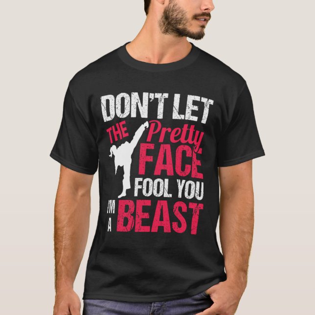 T-shirt Dont Let The Pretty Face Fool You Im Beast Karate  (Devant)