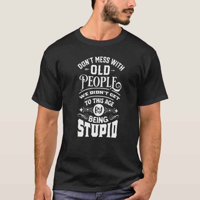 T-shirt Don't Mess With Old People We're Not Stupid (Devant)