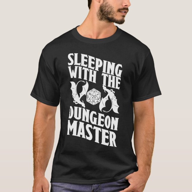 T-shirt Dormir avec le maître de donjon Funny RPG DM (Devant)