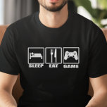 T-shirt Dormir Manger et Jeu amusant Joueur<br><div class="desc">Sleep Eat and Game T-Shirt - Augmentez votre facteur de style parce que, finalement, le T-shirt parfait pour les joueurs hardcore est ici. Cette chemise hilarante avec des symboles de signalisation routière pour manger et dormir, et un contrôleur de jeu d'ordinateur dans le troisième signe avec le message : Sommeil,...</div>