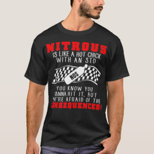 T-shirt Drag Racing Nitreux Est Comme Un Chick Chaud Avec