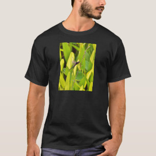 T-shirt Dragonfly Blue et noir sur l'herbe.