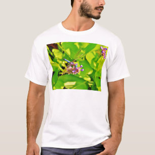 T-shirt Dragonfly de couleur arc-en-ciel sur une fleur ros