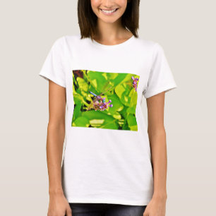 T-shirt Dragonfly de couleur arc-en-ciel sur une fleur ros