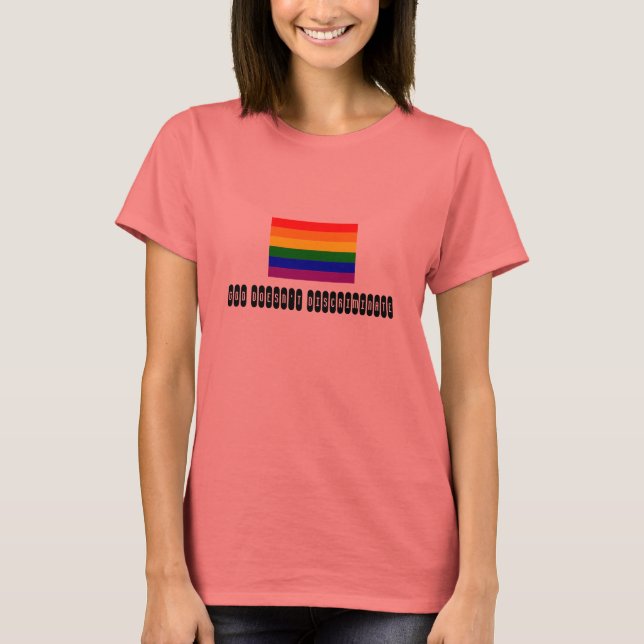 T-shirt drapeau arc-en-ciel, Dieu ne discrimine pas (Devant)