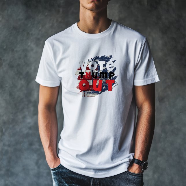 T-shirt Drapeau de slogan de protestation contre Trump (This "Vote Trump Out" T-Shirt is a simple and clear way to express your feelings about Donald Trump.)