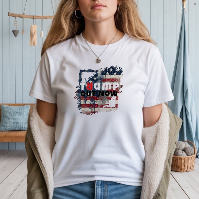 T-shirt Drapeau de slogan de protestation contre Trump (Anti trump protest slogan flag T-Shirt)