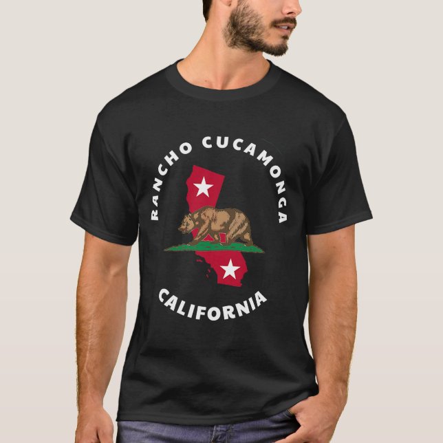 T-shirt Drapeau Rancho Cucamonga California CA et insigne  (Devant)