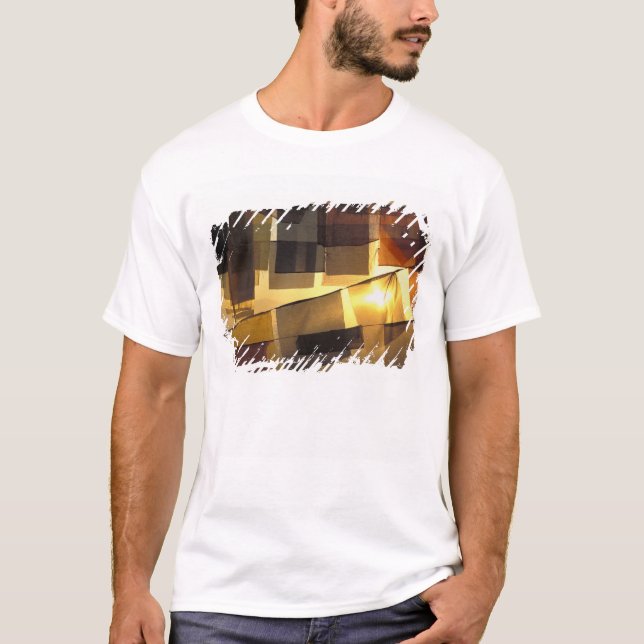 T-shirt Drapeaux de prière bouddhistes au coucher du solei (Devant)