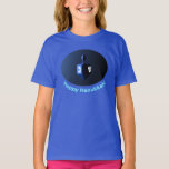 T-shirt Dreidel bleu brillant<br><div class="desc">Un rêve moderniste bleu métallique contre un arrière - plan sombre et nocturne. Deux des lettres hébraïques trouvées sur un dreidel,  une nonne et un shin,  brillent brillamment. Le texte "Happy Hanoukka !" apparaît également en bleu et blanc éclatant.</div>