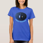 T-shirt Dreidel bleu brillant<br><div class="desc">Un rêve moderniste bleu métallique contre un arrière - plan sombre et nocturne. Deux des lettres hébraïques trouvées sur un dreidel,  une nonne et un shin,  brillent brillamment. Le texte "Happy Hanoukka !" apparaît également en bleu et blanc éclatant.</div>