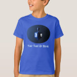 T-shirt Dreidel bleu brillant<br><div class="desc">Un rêve moderniste bleu métallique contre un arrière - plan sombre et nocturne. Deux des lettres hébraïques trouvées sur un dreidel,  une nonne et un shin,  brillent brillamment. Ajoutez votre propre texte.</div>