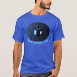 T-shirt Dreidel bleu brillant<br><div class="desc">Un rêve moderniste bleu métallique contre un arrière - plan sombre et nocturne. Deux des lettres hébraïques trouvées sur un dreidel,  une nonne et un shin,  brillent brillamment. Le texte hébreu "Chag Chanukkah Sameach" (Hanoukka heureuse) apparaît également en bleu et blanc éclatant.</div>