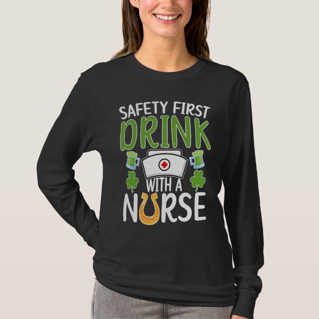 T-shirt Drink With A Nurse St Patrick's Day Nursing Shamro (Devant)