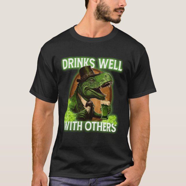T-shirt Drinks Well With Others (Devant)