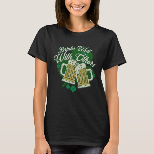 T-shirt Drinks Well With Others Drunk Saint Patrick s Day  (Devant)