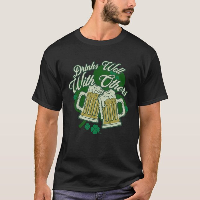 T-shirt Drinks Well With Others Drunk Saint Patrick s Day  (Devant)