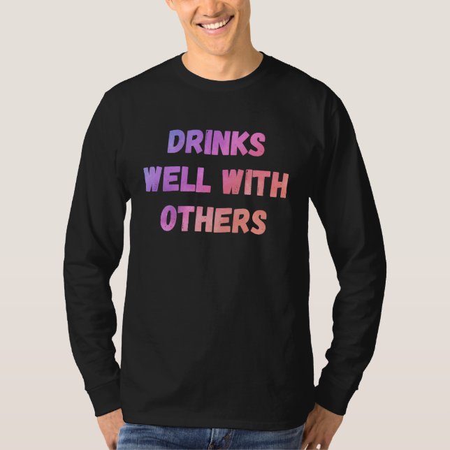 T-shirt Drinks well with others sarcastic rude  sayings (Devant)