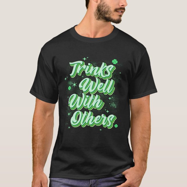 T-shirt Drinks Well With Others St Patricks Day Drunk Beer (Devant)