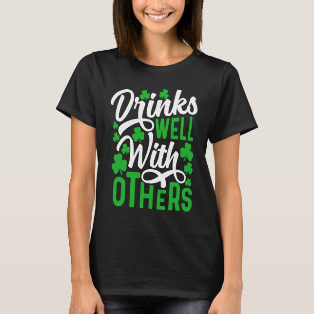 T-shirt Drinks Well With Others   St Patricks Day Shamrock (Devant)