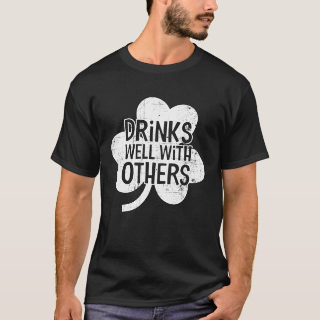 T-shirt Drinks Well With Others   Womens Graphic (Devant)