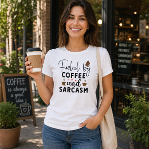 T-shirt Drôle Alimenté Par Le Café Et Le Sarcasme